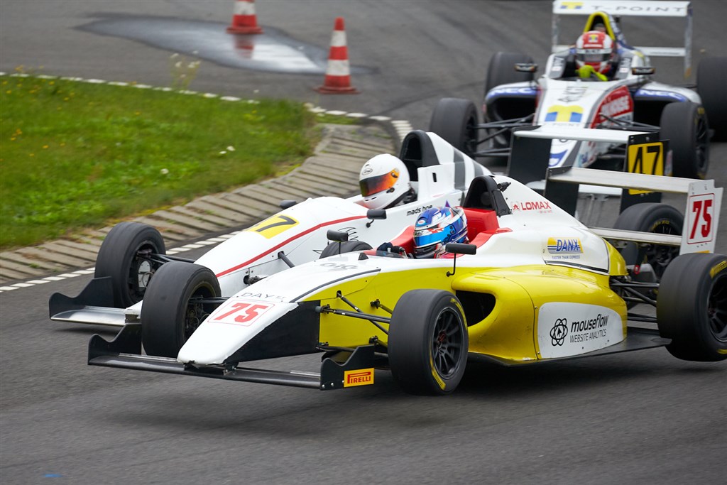 Noah Strømsted var bogstaveligt talt flyvende med sin Formel 4 racer på Ring Djursland.
(Foto: Ib Trebbien)